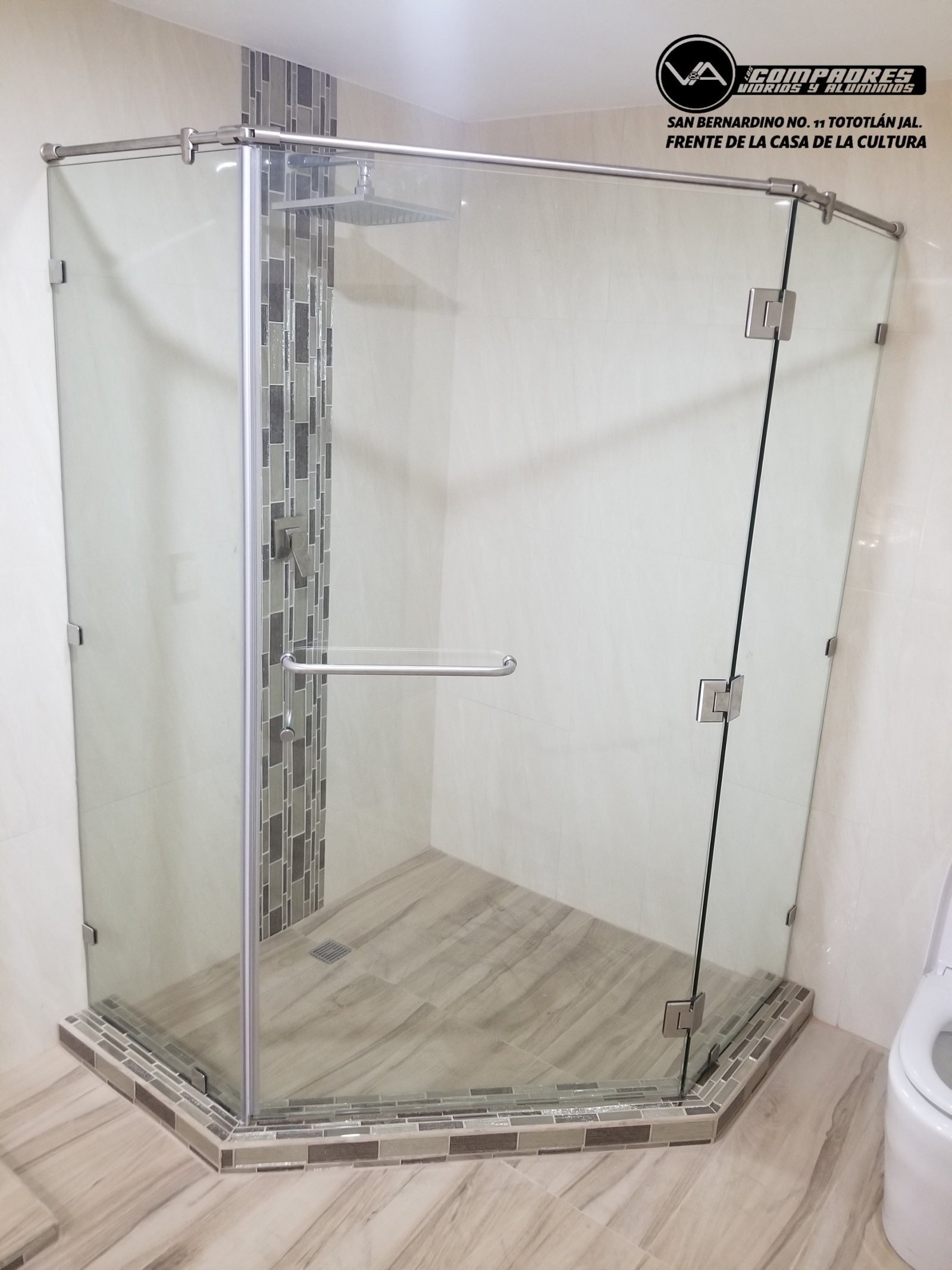 Division de baño abatible en angulo