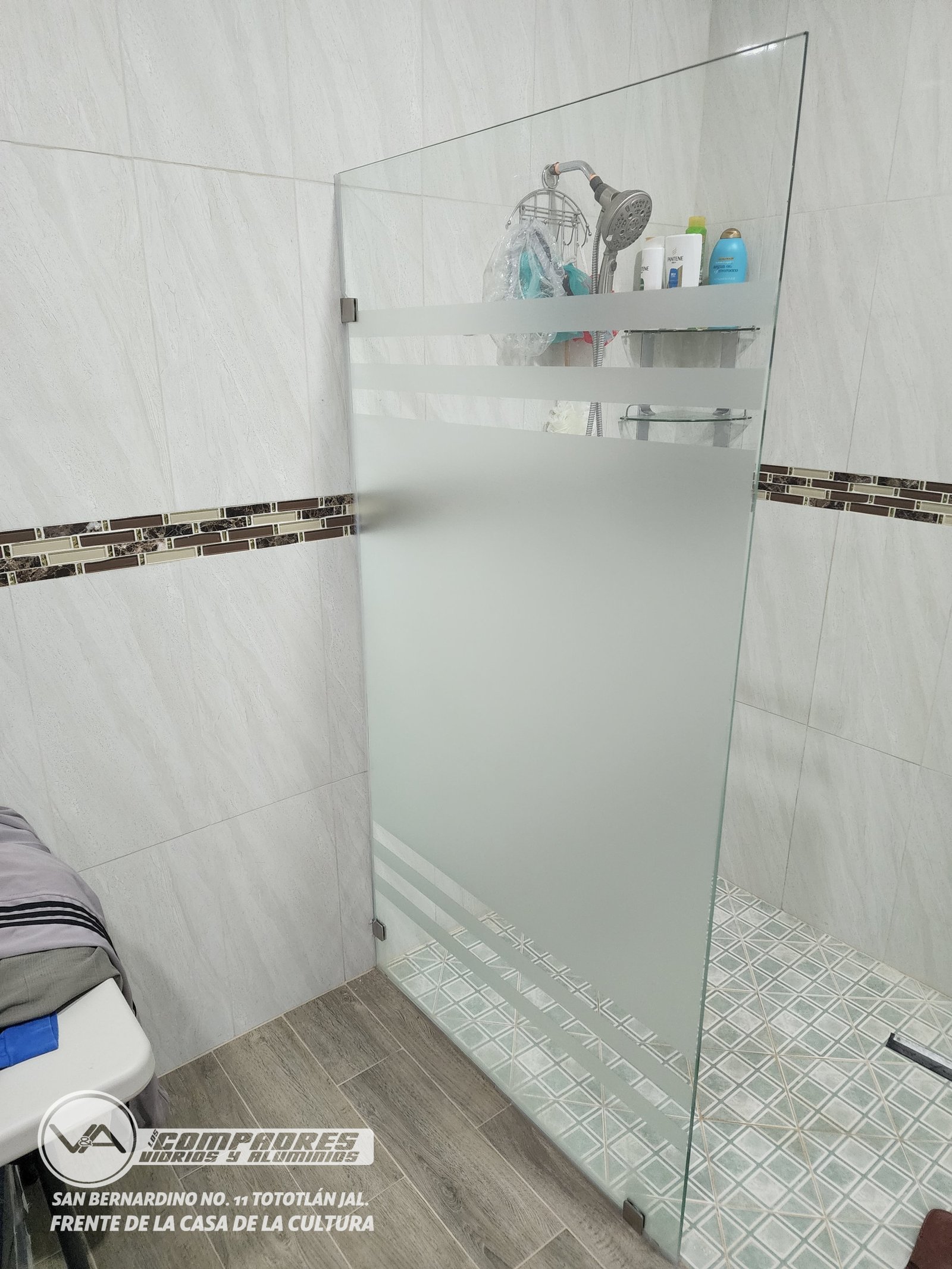 Division de baño solo fijo con calca