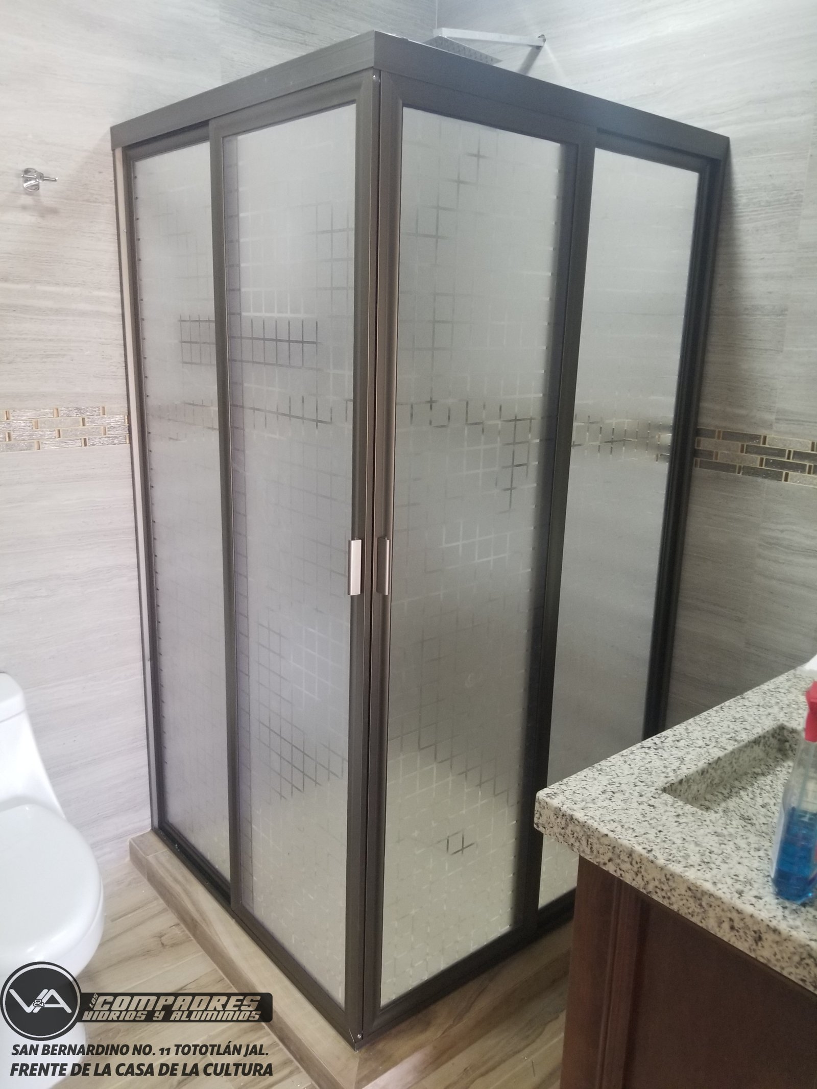 Division de baño en escuadra plasticos