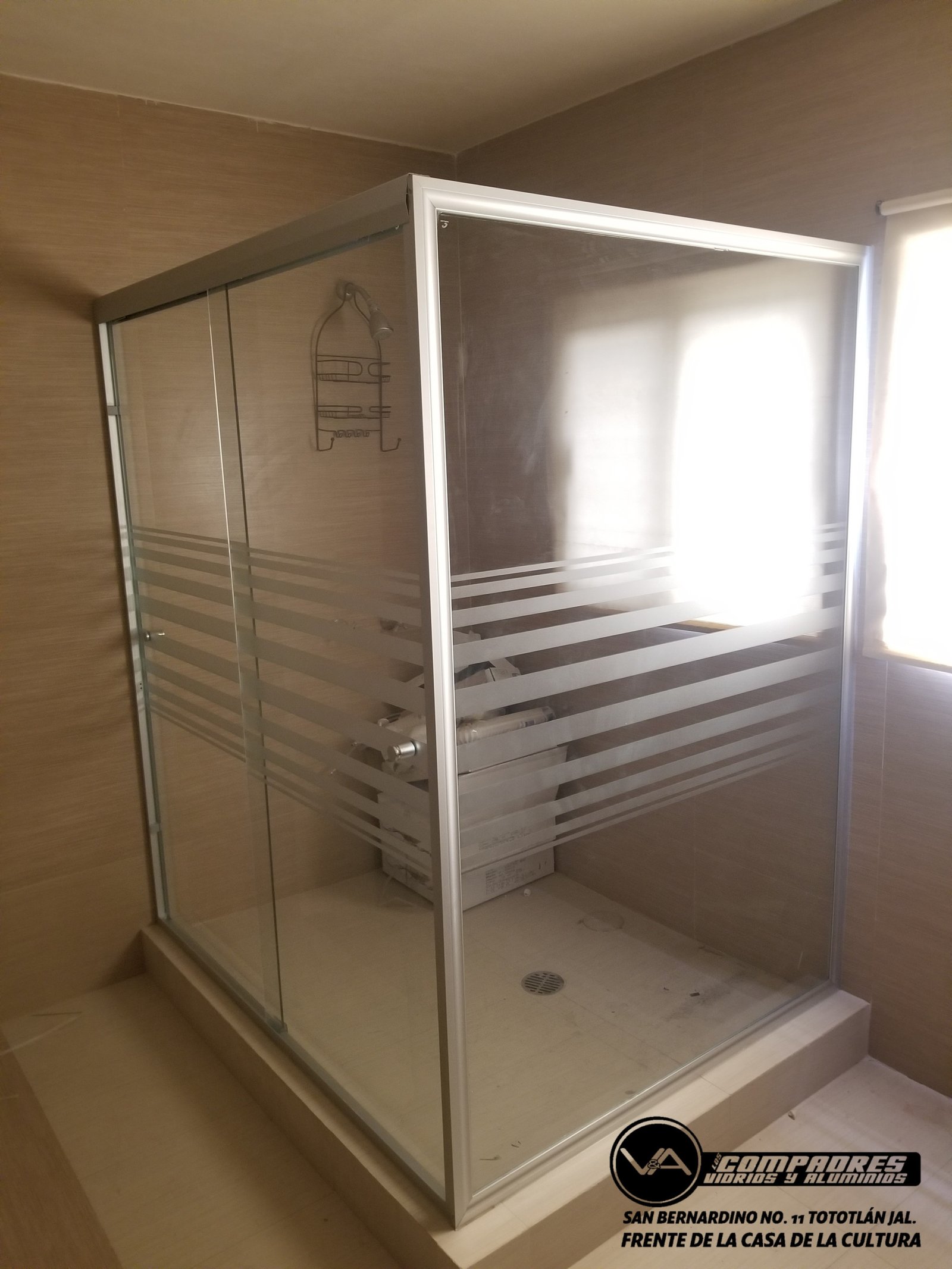 Division de baño regadera con fijo rio bravo 6mm